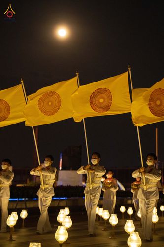 ภาพ No.81835:พิธีจุดวิสาขประทีปและเวียนประทักษิณ เนื่องในวันวิสาขบูชา วันเสาร์ที่ 3 มิถุนายน 2566 ณ ลานธรรมพระมหาธรรมกายเจดีย์ วัดพระธรรมกาย จ.ปทุมธานี