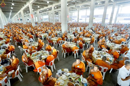 ภาพ No.323768:วันที่ 22 เมษายน พ.ศ.2569(วันคุ้มครองโลก) งานถวายมหาสังฆทาน 40,000 กว่าวัดทั่วประเทศ คณะสงฆ์ฉันภัตตาหารเพล