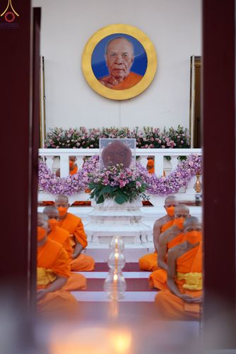 ภาพ No.73449:พิธีจุดประทีปถวายเป็นพุทธบูชา และบูชาธรรมมหาปูชนียาจารย์ ในโครงการธรรมยาตรากตัญญูบูชา มหาปูชนียาจารย์ พระมงคลเทพมุนี(สด จนฺทสโร) พระผู้ปราบมาร ปีที่ 11 ณ อนุสรณ์สถานลำดับที่ 4 สถานที่เกิดด้วยกายธรรม วัดโบสถ์ (บน) บางคูเวียง อ.บางกรวย จ.นนทบุรี วันที่ 21 