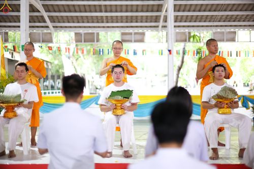 ภาพ No.338334:วันอาทิตย์ที่ 5 กรกฎาคม พศ.2569 พิธีตัดปอยผมธรรมทายาทนานาชาติ IDOP รุ่นที่ 21 จากประเทศจีน มาเลเซีย สิงคโปร์ และไต้หวัน ณ โถงช้าง วัดพระธรรมกาย
