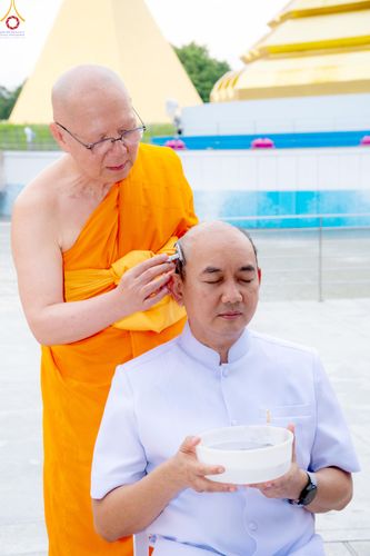 ภาพ No.330215:วันที่ 30 พฤษภาคม พ.ศ.2569 พิธีตัดปอยผมและปลงผม อุบาสกอุปสมบทอุทิศชีวิต 11 ท่าน ณ โบสถ์พระไตรปิฎก วัดพระธรรมกาย จังหวัดปทุมธานี