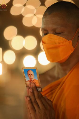 ภาพ No.69393:พิธีจุดประทีปถวายเป็นพุทธบูชา และบูชาธรรมมหาปูชนียาจารย์ ในโครงการธรรมยาตรากตัญญูบูชา มหาปูชนียาจารย์ พระมงคลเทพมุนี(สด จนฺทสโร) พระผู้ปราบมาร ปีที่ 11 ณ อนุสรณ์สถานมหาวิหารพระมงคลเทพมุนี อ.สองพี่น้อง จ.สุพรรณบุรี