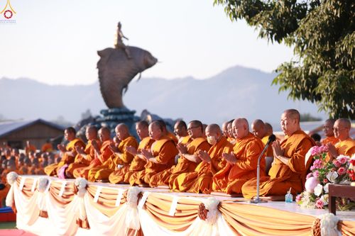 ภาพ No.284213:วันเสาร์ที่ 20 ธันวาคม พ.ศ.2568  พิธีตักบาตรพระ 10,000 รูป เนื่องในโอกาส 194 ปี จังหวัดกาญจนบุรี และอุทิศส่วนกุศลให้แด่บรรพชนทั้งหลาย บริเวณถนนสองแคว (Skywalk) เมืองกาญจนบุรี