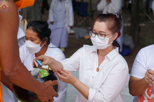 ภาพ No.69741:พิธีตักบาตรพระธรรมยาตราฯ ในโครงการธรรมยาตรากตัญญูบูชา มหาปูชนียาจารย์ พระมงคลเทพมุนี(สด จนฺทสโร) พระผู้ปราบมาร ปีที่ 11 ณ อนุสรณ์สถานลำดับที่ 1 สถานที่เกิดด้วยรูปกายเนื้อ อนุสรณ์สถานมหาวิหารพระมงคลเทพมุนี อ.สองพี่น้อง จ.สุพรรณบุรี