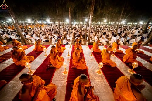 ภาพ No.69509:พิธีจุดประทีปถวายเป็นพุทธบูชา และบูชาธรรมมหาปูชนียาจารย์ ในโครงการธรรมยาตรากตัญญูบูชา มหาปูชนียาจารย์ พระมงคลเทพมุนี(สด จนฺทสโร) พระผู้ปราบมาร ปีที่ 11 ณ อนุสรณ์สถานมหาวิหารพระมงคลเทพมุนี อ.สองพี่น้อง จ.สุพรรณบุรี