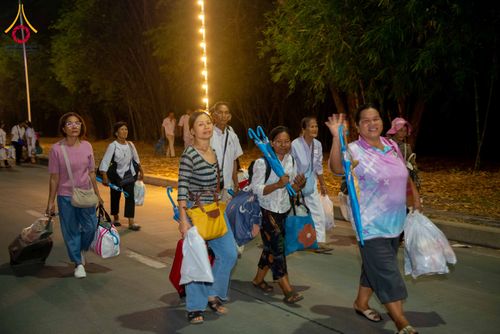 ภาพ No.324571:วันที่ 22 เมษายน พ.ศ.2569 (วันคุ้มครองโลก) บรรยากาศพระสังฆาธิการและสาธุชน การเดินทางกลับ งานถวายมหาสังฆทาน 40,000 กว่าวัดทั่วประเทศ วัดพระธรรมกาย