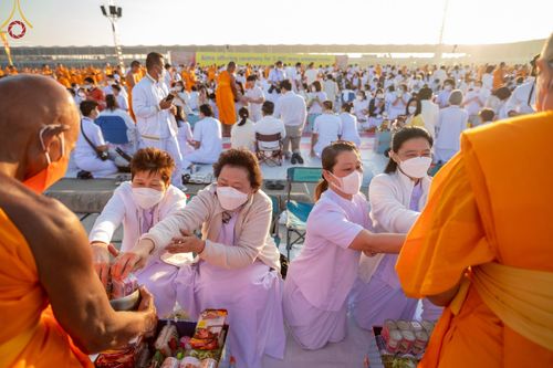 ภาพ No.68756:พิธีตักบาตรฉลองพระใหม่ วันที่ 1 มกราคม พ.ศ. 2566 ณ วัดพระธรรมกาย จ.ปทุมธานี