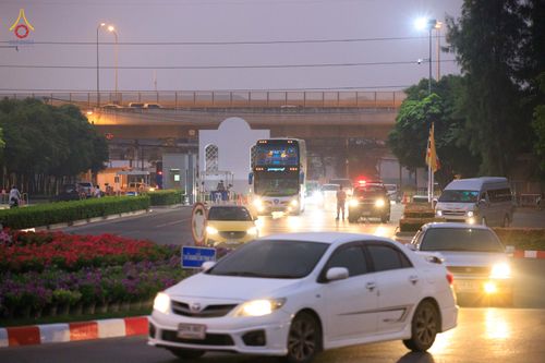 ภาพ No.76718:พิธีตักบาตรข้าวสารอาหารแห้ง  ณ บ้านแก้วเรือนทองคุณยายฯ สภาธรรมกายสากล  วัดพระธรรมกาย จ.ปทุมธานี  ในวันอาทิตย์ต้นเดือนที่ 6 มีนาคม พ.ศ. 2566