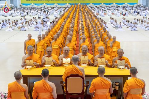 ภาพ No.284985:วันอาทิตย์ที่ 14 ธันวาคม พ.ศ.2568  พิธีปฏิบัติธรรม พิธีถวายภัตตาหารเป็นสังฆทาน พิธีมอบต้นสมบัติจักรพรรดิ ถวายแด่เจ้าอาวาสและประธานสงฆ์ 236 ศูนย์ส่งเสริมศีลธรรมทั่วโลก ณ สภาธรรมกายสากล วัดพระธรรมกาย