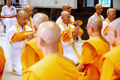 ภาพ No.330749:วันวิสาขบูชา อาทิตย์ที่ 31 พฤษภาคม พ.ศ.2569 พิธีบรรพชาสามเณรอุบาสก 11 ท่าน , พิธีถวายบาตรผ้าไตร และจตุปัจจัยไทยธรรม แด่สามเณร , พิธีอุปสมบทอุทิศชีวิต , พิธีกล่าวคำกัปปิยภัณฑ์  ณ อุโบสถพระไตรปิฎก วัดพระธรรมกาย จังหวัดปทุมธานี