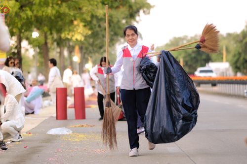 ภาพ No.296047:ภาพเบื้องหลังอาสาสมัครรวมใจ ชุดที่ 1 ในโครงการธรรมยาตรา กตัญญูบูชา มหาปูชนียาจารย์ พระมงคลเทพมุนี(สด จนฺทสโร) พระผู้ปราบมาร อนุสรณ์สถาน 7 แห่ง ปีที่ 14