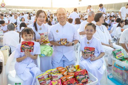 ภาพ No.279802:วันที่ 1 มกราคม พ.ศ.2569 พิธีตักบาตรในวันขึ้นปีใหม่ ณ ลานธรรม วัดพระธรรมกาย