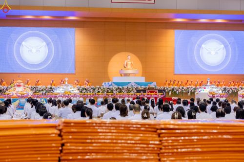 ภาพ No.318588:วันอาทิตย์ต้นเดือนที่ 5 เมษายน พ.ศ.2569 พิธีทอดผ้าป่าสมทบมหาสังฆทาน 40,000 กว่าวัดทั่วประเทศ ณ สภาธรรมกายสากล วัดพระธรรมกาย