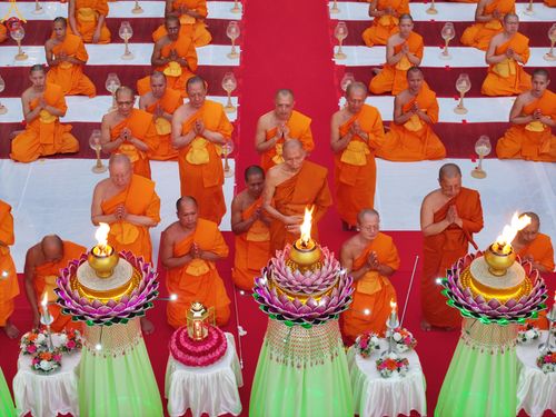 ภาพ No.289123:วันที่ 6 มกราคม พ.ศ. 2569 พิธีจุดประทีปถวายเป็นพุทธบูชา และบูชาธรรมมหาปูชนียาจารย์ ณ อนุสรณ์สถานมหาวิหารพระมงคลเทพมุนี (โลตัสแลนด์) อ.สองพี่น้อง จ.สุพรรณบุรี ในโครงการธรรมยาตรา กตัญญูบูชา มหาปูชนียาจารย์ พระมงคลเทพมุนี(สด จนฺทสโร) พระผู้ปราบมาร อนุสรณ์สถ