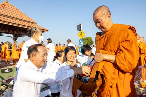 ภาพ No.282708:วันเสาร์ที่ 20 ธันวาคม พ.ศ.2568 พิธีตักบาตรพระ 10,000 รูป (ชุด 2) เนื่องในโอกาส 194 ปี จังหวัดกาญจนบุรี และอุทิศส่วนกุศลให้แด่บรรพชนทั้งหลาย บริเวณถนนสองแคว (Skywalk) เมืองกาญจนบุรี