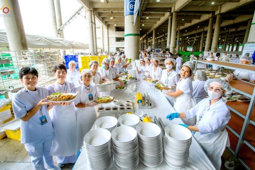 ภาพ No.325942:วันที่ 22 เมษายน พ.ศ.2569(วันคุ้มครองโลก) งานถวายมหาสังฆทาน 40,000 กว่าวัดทั่วประเทศ เจ้าหน้าที่ สาธุชน ร่วมใจจัดเตรียมภัตตาหารเพล (ชุด 2)