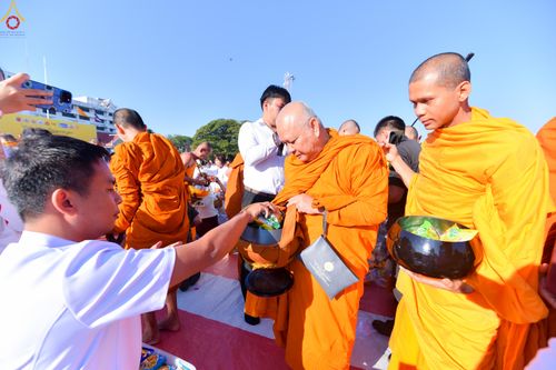 ภาพ No.280272:วันอังคารที่ ๓๐ ธันวาคม พ.ศ. ๒๕๖๘ พิธีตักบาตรพระ ๑,๐๖๙ รูป จังหวัดกาฬสินธุ์   ณ บริเวณสนามหน้าศาลากลาง จังหวัดกาฬสินธุ์ (หลังเก่า)