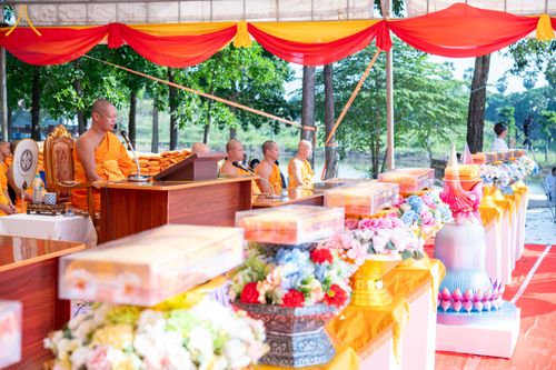 ภาพ No.285772:วันพุธที่ 10 ธันวาคม พ.ศ.2568  พิธีตอกเสาเข็มมงคลต้นสุดท้าย รองรับองค์พระเจดีย์เพื่อสร้างสันติภาพโลก ณ ศูนย์ปฏิบัติธรรมและศูนย์อบรมเยาวชน ชัยนาท