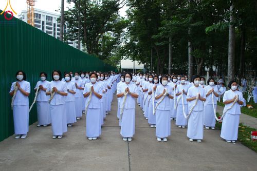 ภาพ No.89165:พิธีอัญเชิญรูปหล่อทองคำ  คุณยายอาจารย์มหารัตนอุบาสิกาจันทร์ ขนนกยูง เพื่อประดิษฐาน ณ มหาวิหารคุณยายอาจารย์ฯ เนื่องในวันครูผู้ค้นพบวิชชาธรรมกาย วันศุกร์ที่ 29 กันยายน พ.ศ. 2566
