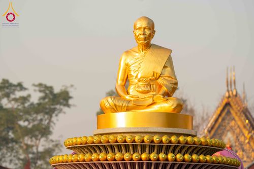 ภาพ No.297409:วันที่ 15 มกราคม พ.ศ.2569 พระธรรมยาตราปฏิบัติธรรมและถ่ายภาพหมู่ประวัติศาสตร์ อนุสรณ์สถานลำดับที่ 4 สถานที่เกิดด้วยกายธรรม  ณ วัดโบสถ์บน ต.บางคูเวียง จ.นนทบุรี ในโครงการธรรมยาตรา กตัญญูบูชา มหาปูชนียาจารย์ พระมงคลเทพมุนี(สด จนฺทสโร) พระผู้ปราบมาร อนุสรณ์ส