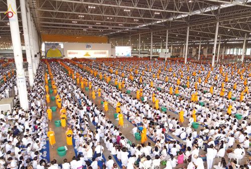 ภาพ No.76760:พิธีตักบาตรข้าวสารอาหารแห้ง  ณ บ้านแก้วเรือนทองคุณยายฯ สภาธรรมกายสากล  วัดพระธรรมกาย จ.ปทุมธานี  ในวันอาทิตย์ต้นเดือนที่ 6 มีนาคม พ.ศ. 2566