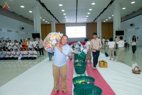 ภาพ No.322896:วันเสาร์ที่ 18 เมษายน พ.ศ. 2569 ตักบาตรฉลองพระใหม่ โครงการอุปสมบทหมู่ธรรมทายาท ระดับอุดมศึกษา รุ่นที่ 53 ภาคฤดูร้อน  ณ ฟ้องปฏิบัติธรรม ชั้นลอย 1/2 มหารัตนวิหารคด คอร์ 13 วัดพระธรรมกาย