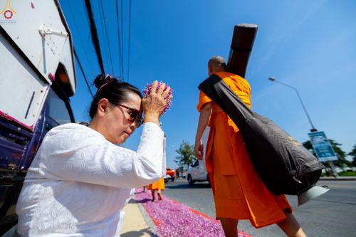 ภาพ No.304184:วันที่ 25 มกราคม พ.ศ. 2569 พิธีต้อนรับพระธรรมยาตรา  รร.สามัคคีราษฏร์บำรุง-วัดพระธรรมกาย ในโครงการธรรมยาตรา กตัญญูบูชา มหาปูชนียาจารย์ พระมงคลเทพมุนี(สด จนฺทสโร) พระผู้ปราบมาร อนุสรณ์สถาน 7 แห่ง ปีที่ 14