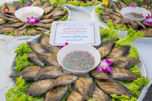 ภาพ No.289566:วันที่ 7 มกราคม พ.ศ. 2569 พิธีถวายภัตตาหารเป็นสังฆทาน แด่พระธรรมยาตรา ในโครงการธรรมยาตรา กตัญญูบูชา มหาปูชนียาจารย์ พระมงคลเทพมุนี(สด จนฺทสโร) พระผู้ปราบมาร อนุสรณ์สถาน 7 แห่ง ปีที่ 14 ณ อนุสรณ์สถานมหาวิหารพระมงคลเทพมุนี (โลตัสแลนด์) อ.สองพี่น้อง จ.สุพรร