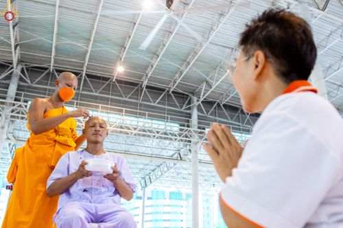 ภาพ No.83591:พิธีตัดปอยผมและปลงผม ในโครงการบรรพชาอุปสมบทหมู่ ธรรมทายาทรุ่นเข้าพรรษา ณ วัดพระธรรมกาย วันอาทิตย์ที่ 16 กรกฎาคม พ.ศ.2566