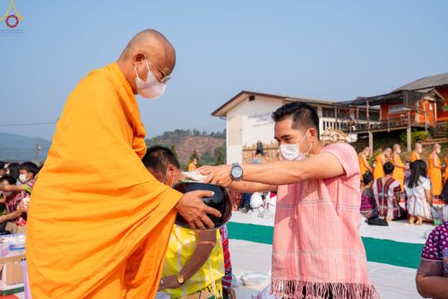 ภาพ No.77449:พิธีตักบาตรเนื่องในวันมาฆบูชา ประจำปี ๒๕๖๖  วันจันทร์ที่ ๖ มีนาคม พ.ศ.๒๕๖๖  ณ สนามโรงเรียนบ้านนาเกียน อำเภออมก่อย จังหวัดเชียงใหม่