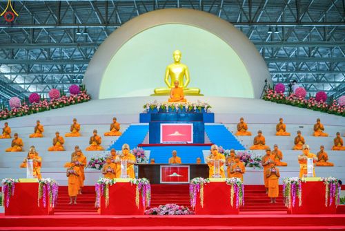 ภาพ No.79016:พิธีวางแผ่นจารึกชื่อ และพิธีวางพวงมาลัยสักการะพระบรมพุทธเจ้า ณ สภาธรรมกายสากล วัดพระธรรมกาย วันที่ 2 เมษายน พ.ศ. 2566