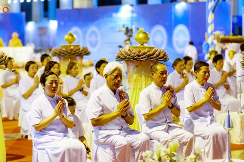 ภาพ No.330997:วันวิสาขบูชา อาทิตย์ที่ 31 พฤษภาคม พ.ศ.2569 พิธีจุดวิสาขประทีป , พิธีเวียนประทักษิณ  รอบพระมหาธรรมกายเจดีย์  และพิธีฉลองชัยสวดมนต์บทธัมมจักกัปปวัตนสูตร  ครบ 8,415,000,000 จบ ณ วัดพระธรรมกาย
