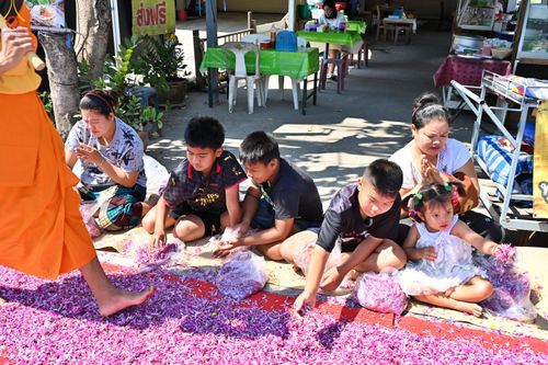 ภาพ No.304218:วันที่ 25 มกราคม พ.ศ. 2569 พิธีต้อนรับพระธรรมยาตรา  รร.สามัคคีราษฏร์บำรุง-วัดพระธรรมกาย ในโครงการธรรมยาตรา กตัญญูบูชา มหาปูชนียาจารย์ พระมงคลเทพมุนี(สด จนฺทสโร) พระผู้ปราบมาร อนุสรณ์สถาน 7 แห่ง ปีที่ 14
