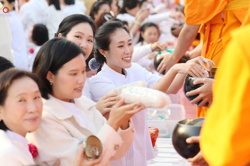 ภาพ No.292466:วันที่ 11 มกราคม พ.ศ. 2569 พิธีตักบาตรพระธรรมยาตรา ณ อนุสรณ์สถานคลองบางนางแท่น อ.สามพราน จ.นครปฐม ในโครงการธรรมยาตรา กตัญญูบูชา มหาปูชนียาจารย์ พระมงคลเทพมุนี(สด จนฺทสโร) พระผู้ปราบมาร อนุสรณ์สถาน 7 แห่ง ปีที่ 14