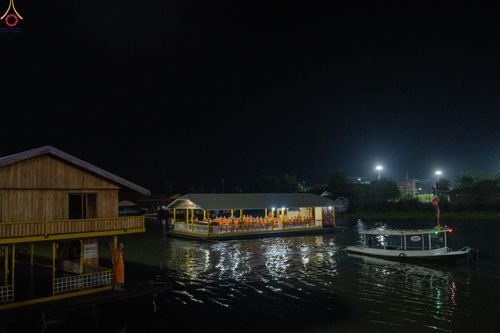 ภาพ No.282528:วันเสาร์ที่ 20 ธันวาคม พ.ศ.2568 พิธีตักบาตรพระ 10,000 รูป (ชุด 2) เนื่องในโอกาส 194 ปี จังหวัดกาญจนบุรี และอุทิศส่วนกุศลให้แด่บรรพชนทั้งหลาย บริเวณถนนสองแคว (Skywalk) เมืองกาญจนบุรี