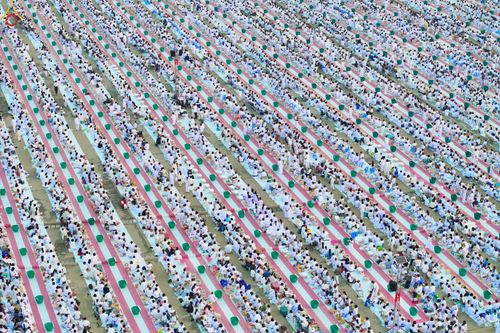 ภาพ No.279781:วันที่ 1 มกราคม พ.ศ.2569 พิธีตักบาตรในวันขึ้นปีใหม่ ณ ลานธรรม วัดพระธรรมกาย