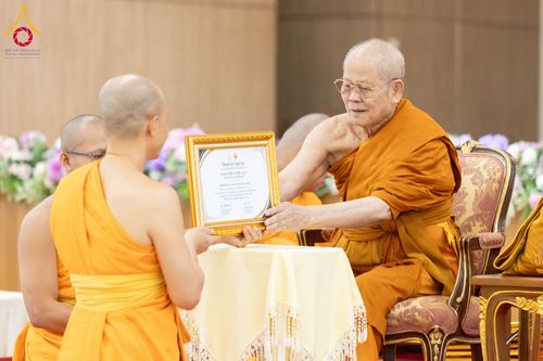 ภาพ No.346713:วันพฤหัสบดี 27 สิงหาคม พ.ศ.2569 พิธีมอบรางวัลแก่สามเณรทรงพระปาฏิโมกข์ปีที่ 4/2569