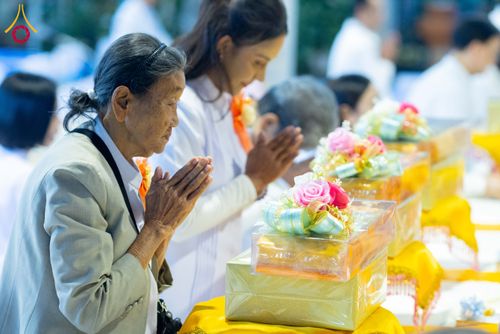 ภาพ No.292587:วันที่ 12 มกราคม พ.ศ. 2569 พิธีถวายภัตตาหารเป็นสังฆทาน แด่พระธรรมยาตรา ณ อนุสรณ์สถานมหาวิหารพระมงคลเทพมุนี (โลตัสแลนด์) อ.สองพี่น้อง จ.สุพรรณบุรี ในโครงการธรรมยาตรา กตัญญูบูชา มหาปูชนียาจารย์ พระมงคลเทพมุนี(สด จนฺทสโร) พระผู้ปราบมาร อนุสรณ์สถาน 7 แห่ง ปี