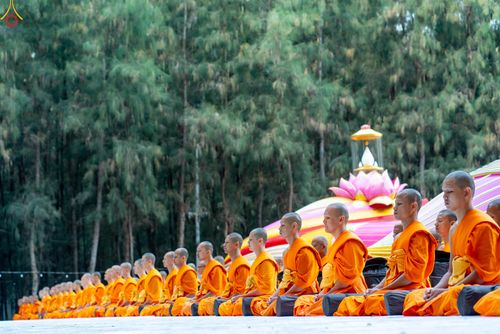 ภาพ No.288432:วันที่ 4 มกราคม พ.ศ. 2569 พระธรรมยาตราปฏิบัติธรรม และถ่ายภาพหมู่ประวัติศาสตร์ ในโครงการธรรมยาตรา กตัญญูบูชา มหาปูชนียาจารย์ พระมงคลเทพมุนี(สด จนฺทสโร) พระผู้ปราบมาร อนุสรณ์สถาน 7 แห่ง ปีที่ 14 ณ อนุสรณ์สถานมหาวิหารพระมงคลเทพมุนี (โลตัสแลนด์) อ.สองพี่น้อง