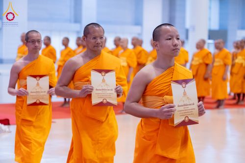 ภาพ No.284993:วันอาทิตย์ที่ 14 ธันวาคม พ.ศ.2568  พิธีปฏิบัติธรรม พิธีถวายภัตตาหารเป็นสังฆทาน พิธีมอบต้นสมบัติจักรพรรดิ ถวายแด่เจ้าอาวาสและประธานสงฆ์ 236 ศูนย์ส่งเสริมศีลธรรมทั่วโลก ณ สภาธรรมกายสากล วัดพระธรรมกาย