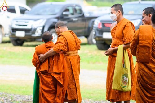 ภาพ No.81207:พิธีถวายสังฆทานแด่คณะสงฆ์ 323 วัด พิธีมอบกองทุนหนุนแรงใจช่วยครูใต้ และพิธีทำบุญอุทิศส่วนกุศลแด่ผู้วายชนม์ในเหตุการณ์ความไม่สงบ ๔ จังหวัดชายแดนภาคใต้  ปีที่ 19 ครั้งที่ 162 วันเสาร์ที่ 27 พฤษภาคม พ.ศ. 2566 ณ ศูนย์ปฏิบัติธรรมภาคใต้ อ.บางกล่ำ จ.สงขลา