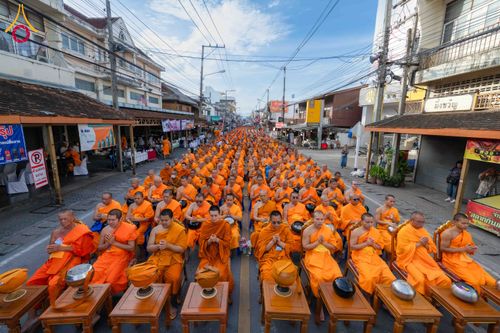 ภาพ No.336873:วันเสาร์ที่ 27 มิถุนายน 2569 พิธีตักบาตรพระ 1,345 รูป  ณ ข่วงสันกำแพง อำเภอสันกำแพง จังหวัดเชียงใหม่