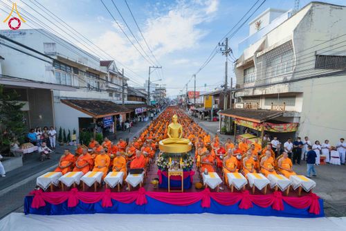 ภาพ No.336879:วันเสาร์ที่ 27 มิถุนายน 2569 พิธีตักบาตรพระ 1,345 รูป  ณ ข่วงสันกำแพง อำเภอสันกำแพง จังหวัดเชียงใหม่