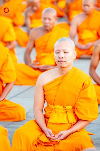 ภาพ No.285198:วันจันทร์ที่ 15 ธันวาคม พ.ศ.2568  บันทึกภาพหมู่ประวัติศาสตร์ โครงการบรรพชาอุปสมบทหมู่  รุ่นบูชาธรรมมหาปูชนียาจารย์ ประจำปี 2568 ณ ลานธรรมมหาธรรมกายเจดีย์ วัดพระธรรมกาย