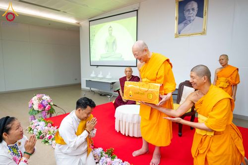 ภาพ No.313089:วันที่ 4 มีนาคม พ.ศ. 2559 หลวงพ่อทัตตชีโว รองเจ้าอาวาสวัดพระธรรมกาย ได้เมตตาถวายการต้อนรับปฏิสันถารพระอาคันตุกะจาก 19 ประเทศ ที่เดินทางมาร่วมงานวันมาฆบูชา ณ วัดพระธรรมกาย