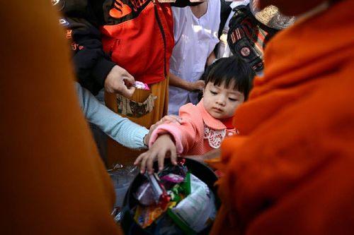 ภาพ No.15853:ประมวลภาพตักบาตรพระ 3 แผ่นดิน พระ 10,000 รูป ปีที่ 2 จ.เชียงราย