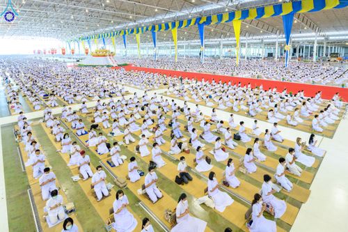 ภาพ No.83036:พิธีตักบาตร ณ บ้านแก้วเรือนทองคุณยายอาจารย์ฯ พิธีบูชาข้าวพระ ณ สภาธรรมกายสากล วัดพระธรรมกาย ในวันอาทิตย์ต้นเดือนที่ 2 ก.ค. พ.ศ.2566