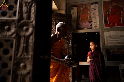 ภาพ No.317287:วันอังคารที่ 31 มีนาคม พ.ศ.2569 จาริกบิณฑบาตแห่งศรัทธา จากวัดอเชศวรสู่สี่แยกปาตันและวัดศรี ประเทศเนปาล