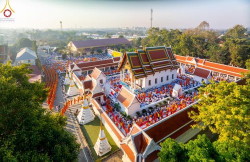 ภาพ No.197777:พิธีตักบาตรพระธรรมยาตรา ณ อนุสรณ์สถานลำดับที่ 4 สถานที่เกิดด้วยกายธรรม วัดโบสถ์(บน) ต.บางคูเวียง จ.นนทบุรี ในโครงการธรรมยาตรา กตัญญูบูชา มหาปูชนียาจารย์ พระมงคลเทพมุนี(สด จนฺทสโร) พระผู้ปราบมาร อนุสรณ์สถาน 7 แห่ง ปีที่ 13 วันที่ 19 มกราคม พ.ศ. 2568