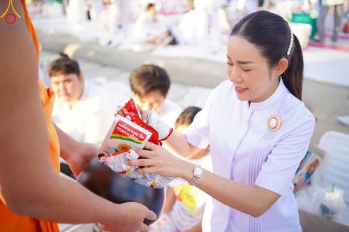 ภาพ No.187874:พิธีตักบาตรฉลองพระใหม่ ต้อนรับพุทธศักราช 2568 ณ ลานธรรมพระมหาธรรมกายเจดีย์ วัดพระธรรมกาย จ.ปทุมธานี วันที่ 1 มกราคม พ.ศ. 2568